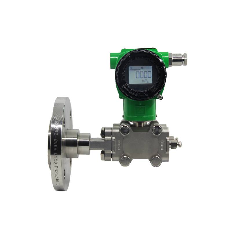 Side mounted single flange differential pressure transmitter