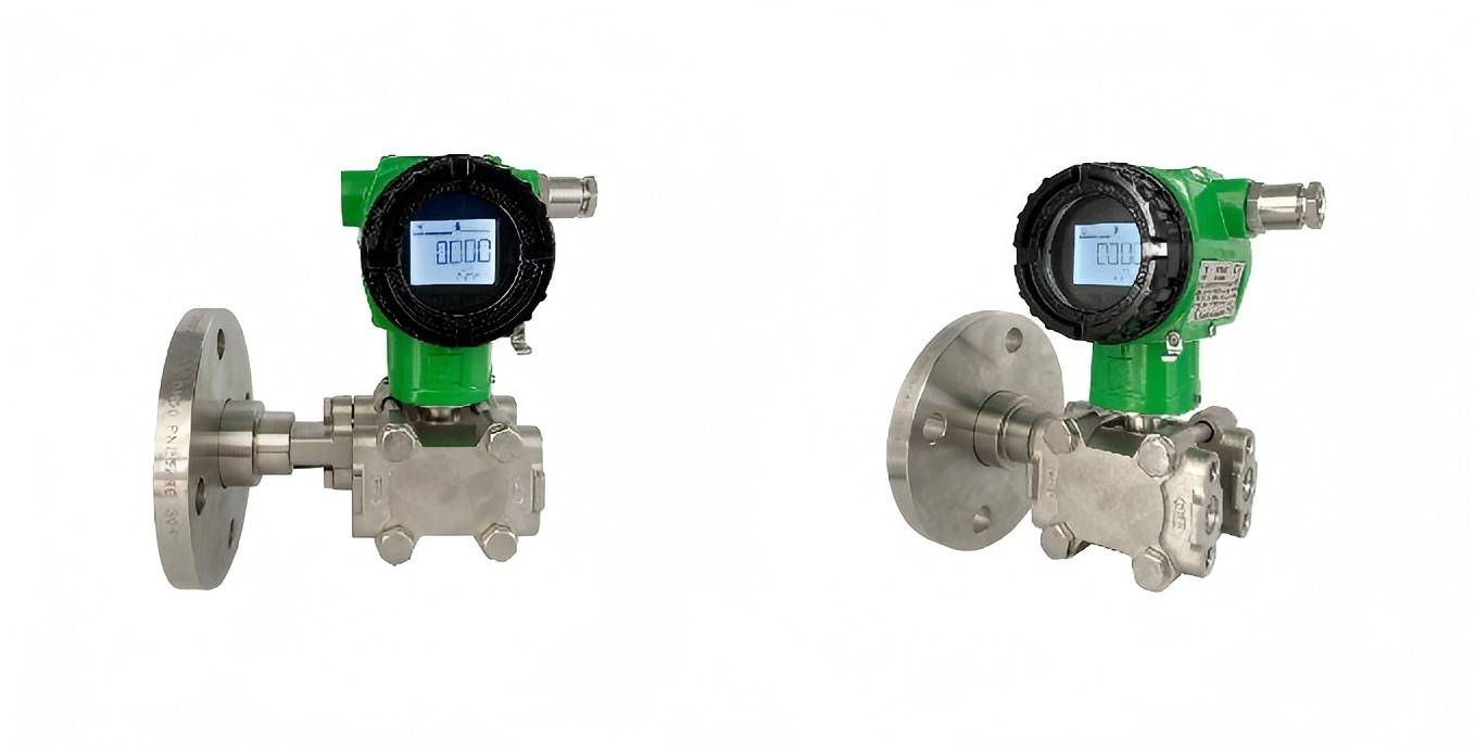 Side-mounted single-flange level transmitter
